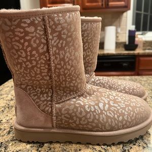 Uggs Classic Short Snow Leopard